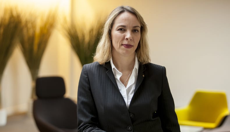 Prendre ses fonctions de CEO face à une double crise (Clotilde Delbos, Renault)